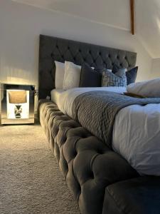 ボーンマスにある5 min from the beach O2 academy shared kitchenのベッドルームに大型ベッド1台(大型ヘッドボード付)