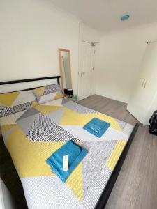 ein Schlafzimmer mit einem Bett mit blauen Servietten darauf in der Unterkunft New Florence Rooms in Mitcham