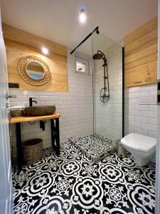 a bathroom with a tub and a sink and a toilet at Victoria Gasthaus Rasnov - charming vacation house in Rasnov in Râşnov