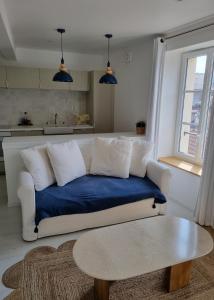 a living room with a couch and a table at Victoire Saphir 203 climatisé hôtel de ville in Saint-Dizier