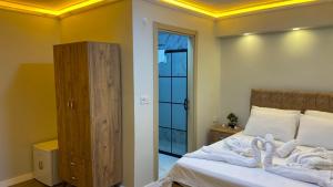 sypialnia z łóżkiem z białymi ręcznikami w obiekcie Stone house apart hotel w mieście Arnavutköy