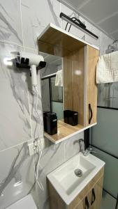 W łazience znajduje się umywalka i lustro. w obiekcie Stone house apart hotel w mieście Arnavutköy