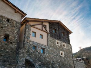een groot stenen gebouw met een balkon aan de zijkant bij Appartements Moraine Enchantée - CIR 82 CIR 83 in Aosta