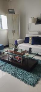 ein Wohnzimmer mit einem Sofa und einem Couchtisch in der Unterkunft Edificio Vertika in Cali