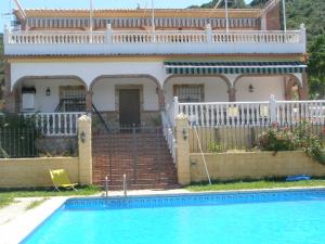 una casa con piscina frente a una casa en Casa Rural el Pinar en Posadas Córdoba, en Posadas