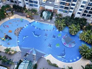 einen Luftblick auf einen großen Pool in einem Gebäude in der Unterkunft Atlantis Melaka I 5-11pax I 5min JonkerSt By Alviv Management in Malakka