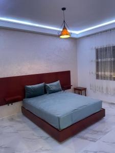 een slaapkamer met een groot bed in een kamer bij Promotion Appartement chic et calme in Fès
