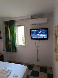 โทรทัศน์และ/หรือระบบความบันเทิงของ room private bathroom in shared apartment 50m from Gibraltar