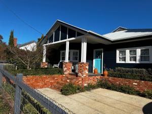 una casa nera con un recinto di mattoni davanti di Tranquilo Daylesford a Daylesford