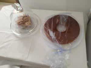 deux morceaux de nourriture dans un sac en plastique sur une table dans l'établissement La Cameretta, à Barisciano