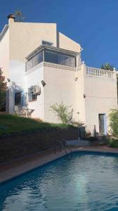 Swimmingpoolen hos eller tæt på Huis met zwembad