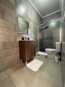Suites DP Setúbal في سيتوبال: حمام مع حوض ومرحاض