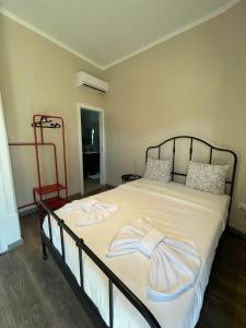 una camera da letto con un letto e due asciugamani di Suites DP Setúbal a Setúbal