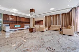 um lobby de um hotel com sofás e uma lareira em Palette - Coastal Grand Hotels & Resorts, OMR em Chennai
