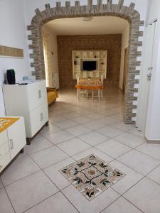 cocina y sala de estar con mesa en una habitación en CASA VACANZE : CASA FORTUNA en Taranto