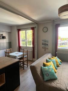 Ένα ή περισσότερα κρεβάτια σε δωμάτιο στο Appartement cosy Gare St-Etienne