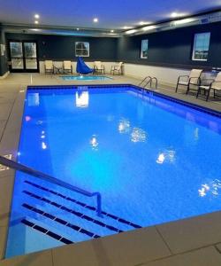 een groot blauw zwembad in een gebouw bij Best Western Plus Wayland Hotel in Shelbyville