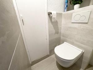 A bathroom at Chalereux studio a la montagne