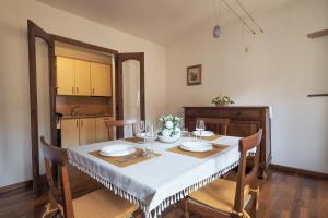 uma mesa de jantar com uma toalha de mesa branca em Royal Domus Perugia - via Mazzini em Perugia