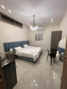 una camera con letto, tavolo e sedia di Jasmine flower hostel a Madaba
