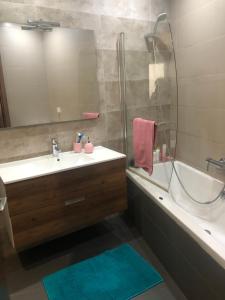 La salle de bains est pourvue d'un lavabo, d'une baignoire et d'un miroir. dans l'établissement Camera centrale a pochi passi da Paceville e San Giuliano, à Is-Swieqi