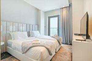 Кровать или кровати в номере FENDI Designed Unit Full Sea-View on High Floor