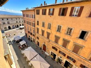 una vista aérea de una calle en un edificio en Royal Domus Perugia - via Mazzini en Perugia