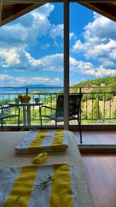 einen Balkon mit einem Tisch und Meerblick in der Unterkunft Villa Chingo in Ohrid