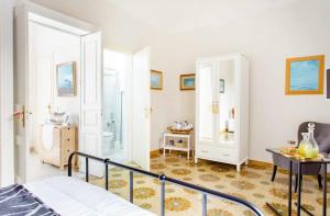 1 dormitorio con 1 cama y baño en 4Tino, en Catania