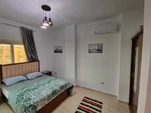 a bedroom with a bed and a window at متاح للايجار للعائلات فقط! شاليه بقرية اورلاندو 1بالعين السخنة For families only !cozy chalet in orlando 1 Ain El sokhna in Ain Sokhna