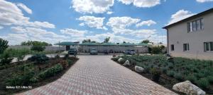 a driveway leading to a building with cars parked at Hotel Lavanda 