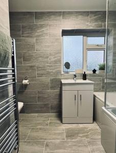 O baie la OurGreystones - Pet friendly home from home stay.