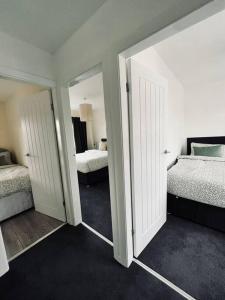 Un pat sau paturi într-o cameră la OurGreystones - Pet friendly home from home stay.