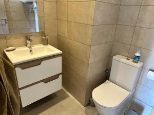 bagno con servizi igienici e lavandino di Appartement Costa Mar Martil-Tetouan a Martil