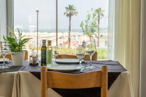 A restaurant or other place to eat at Hotel Caesar