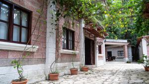 Gedung tempat hotel berlokasi