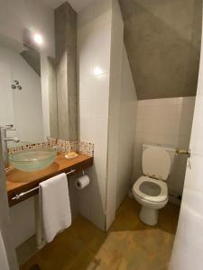 Casa Cipres في سان مارتين دي لوس أندس: حمام مع حوض ومرحاض