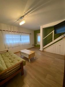 Casa Cipres في سان مارتين دي لوس أندس: غرفة معيشة فيها أريكة وطاولة فيها