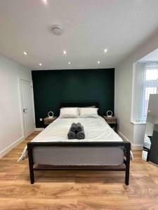 A bed or beds in a room at Dallas House - Easy links to LHR and London