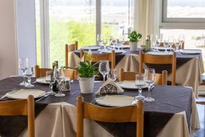 A restaurant or other place to eat at Hotel Caesar