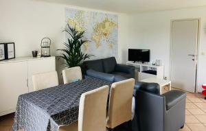 een woonkamer met een tafel en een bank bij Vakantiewoning Ter Streep in Middelkerke