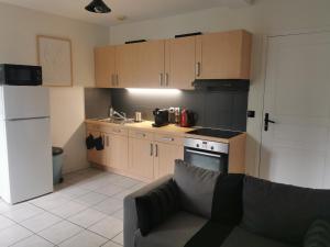Charmant appartement à 1 minute du lac的厨房或小厨房