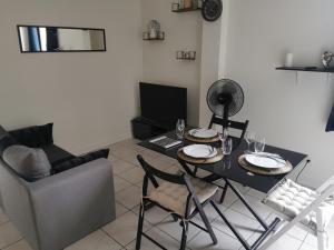 Charmant appartement à 1 minute du lac的电视和/或娱乐中心
