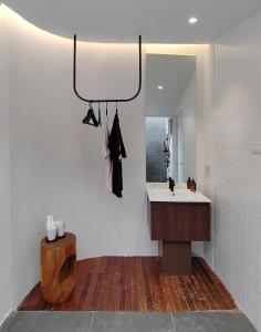 un baño con lavabo y espejo en Sense of Haiya, en Chiang Mai