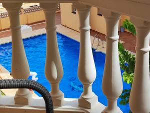 vistas a la piscina desde el balcón de una casa en Casa Playa Guadalmar en Málaga