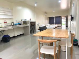 Dapur atau dapur kecil di Studio townhouse near Airport and old town Chiang Mai