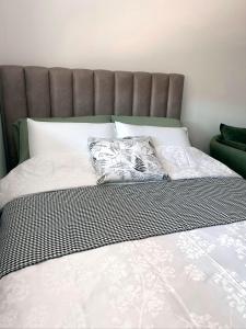 Una cama con dos almohadas encima. en Domek en Koprivnica