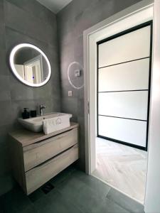 uma casa de banho com um lavatório e um espelho em Domek em Koprivnica