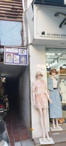 dois manequins na janela de uma loja em H2 homestay phố cổ check in tự động em Hanói