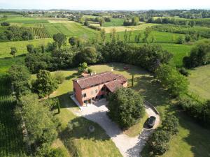een luchtfoto van een huis in een veld bij Le Mansarine Charme B&B in Castellaro